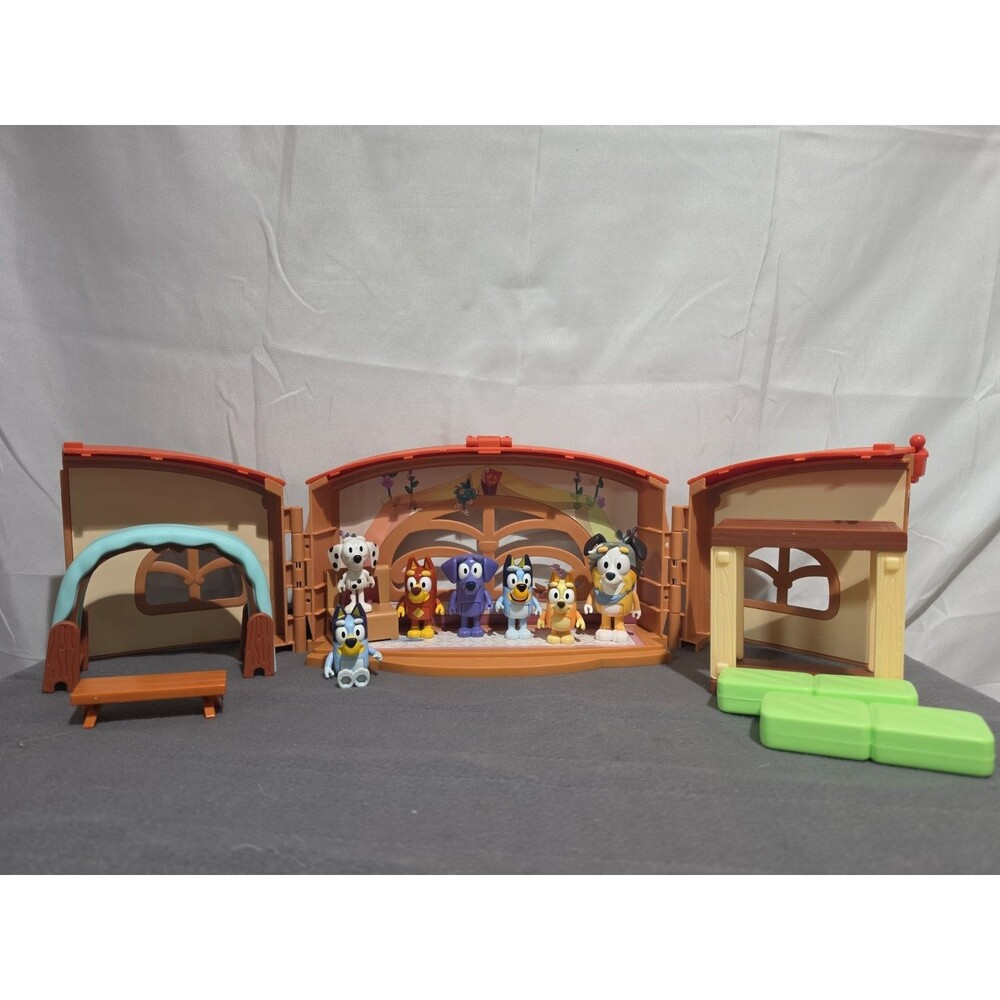 Bluey School Friends Calypso's School Playset with 7 Figures Plus Accessories